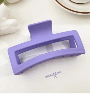Une grande barrette pour maintenir les cheveux longs en place