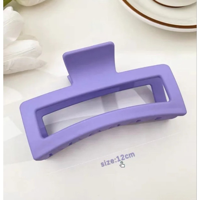 Uzun saçı yerinde tutmak için büyük bir toka