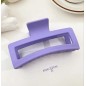 Une grande barrette pour maintenir les cheveux longs en place