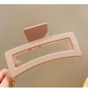 Une grande barrette pour maintenir les cheveux longs en place