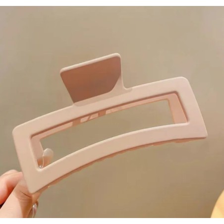 Uzun saçı yerinde tutmak için büyük bir toka