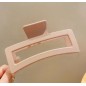 Une grande barrette pour maintenir les cheveux longs en place